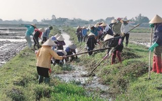 PHỤ NỮ BÌNH AN NẠO VÉT KÊNH MƯƠNG PHỤC VỤ SẢN XUẤT