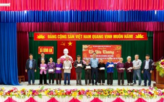 Tặng quà gia đình chính sách, Thương binh, bệnh binh nhân ngày 27/7/2024 của Huyện ủy Lộc Hà