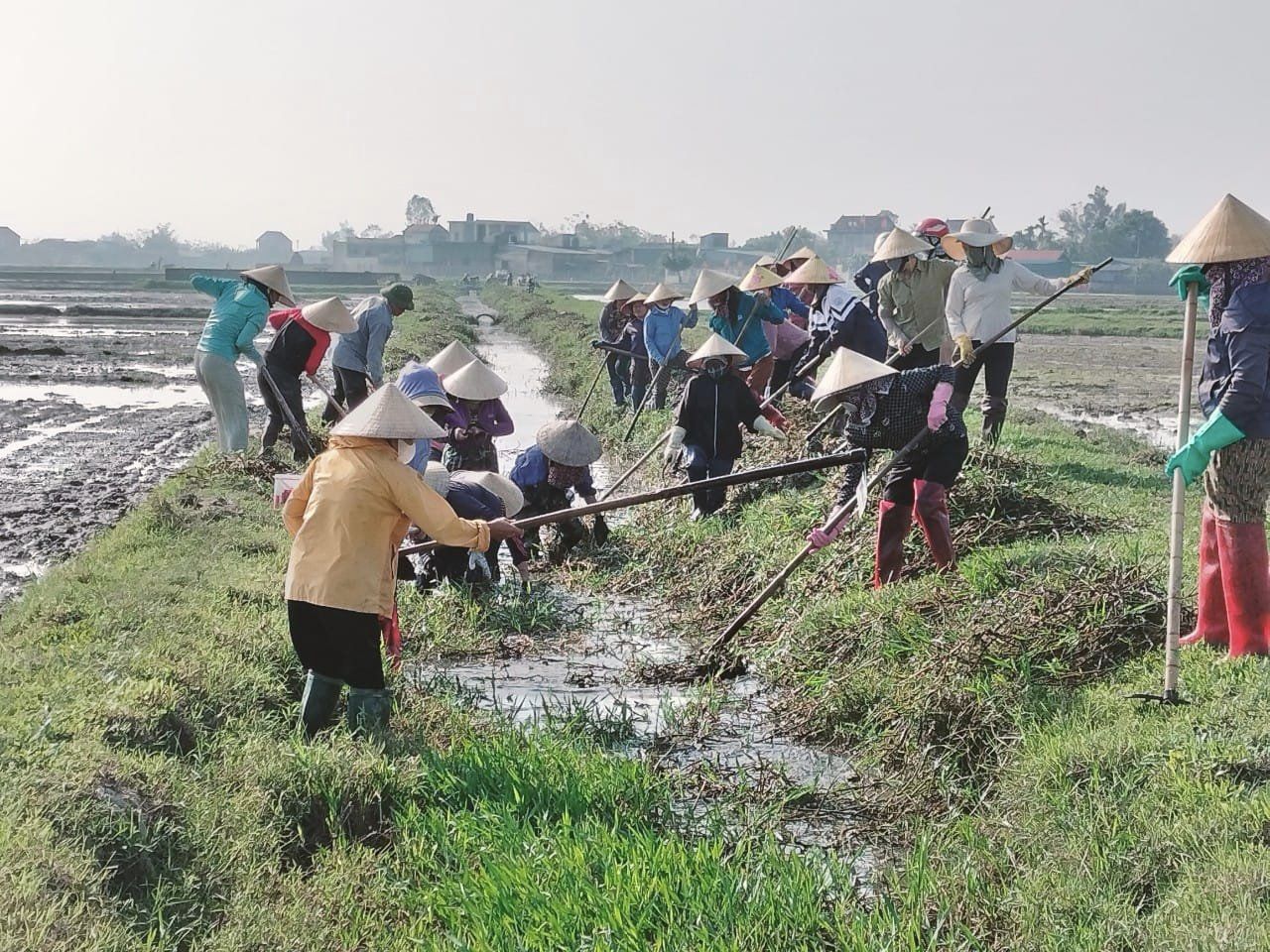 PHỤ NỮ BÌNH AN NẠO VÉT KÊNH MƯƠNG PHỤC VỤ SẢN XUẤT